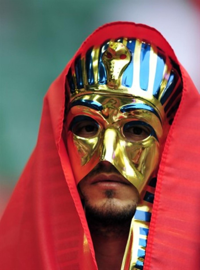 Bộ giáp mặt kiểu Pharaoh của một CĐV Ai Cập.
